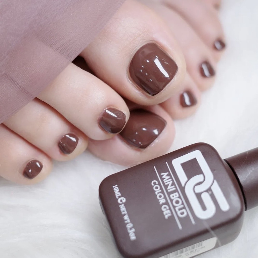 Mẫu nail màu nâu đất đẹp, một trong những màu sơn móng tay đẹp 2023