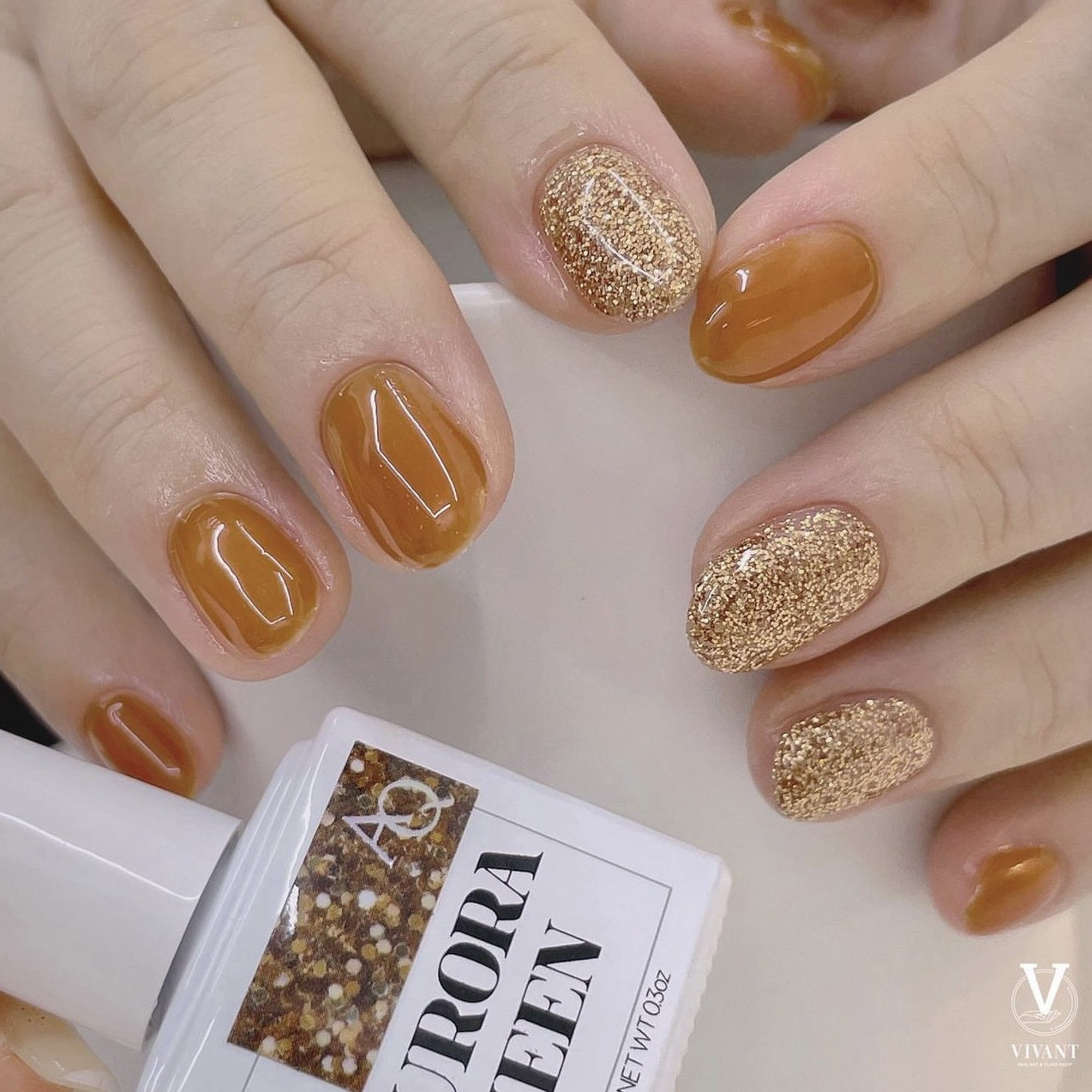 Mẫu nail màu nâu vàng cá tính, một trong những màu sơn móng tay đẹp 2023