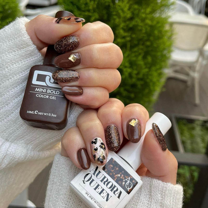 Mẫu nail màu nâu vàng đính đá tinh xảo và lấp lánh