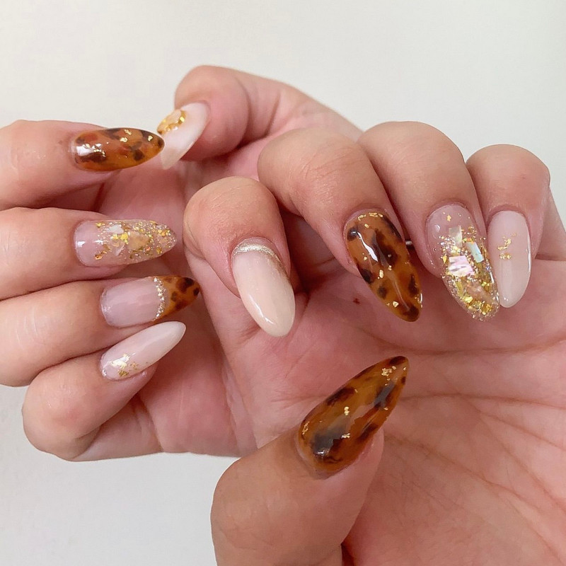Mẫu nail màu nâu vàng mix họa tiết da báo độc đáo