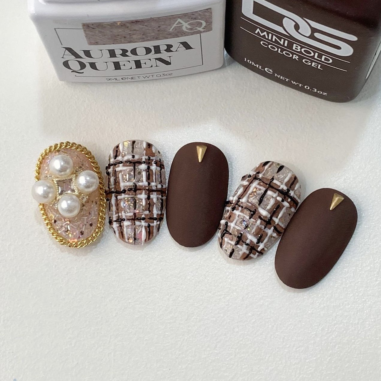 Mẫu nail màu nâu vàng socola kết hợp với vàng nhạt