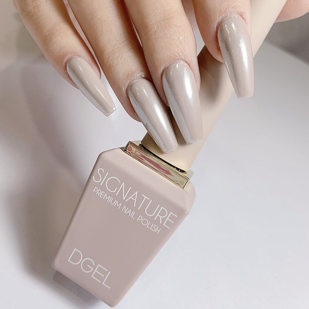 Mẫu nail màu nâu vàng sữa kết hợp họa tiết đơn giản