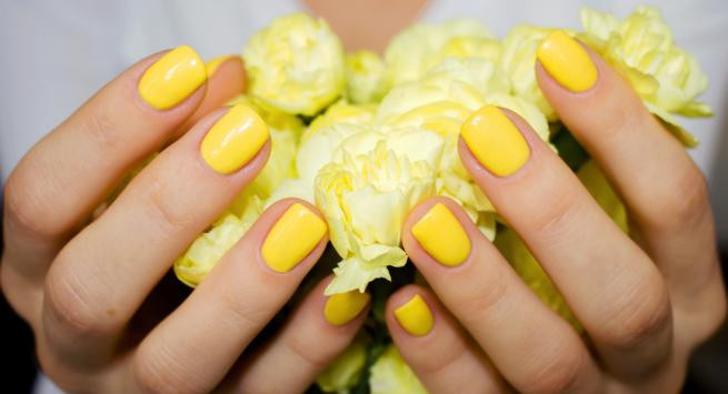 Mẫu nail màu vàng đất trầm ấm