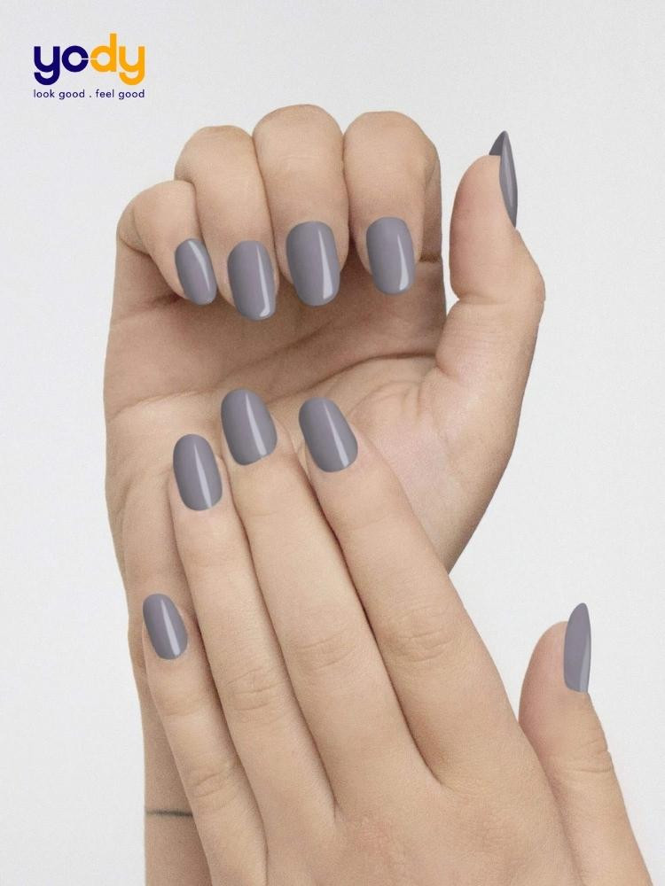 Mẫu nail màu xám tro đơn giản, là gam màu người mệnh Hỏa nên kiêng kỵ để tránh điều không may