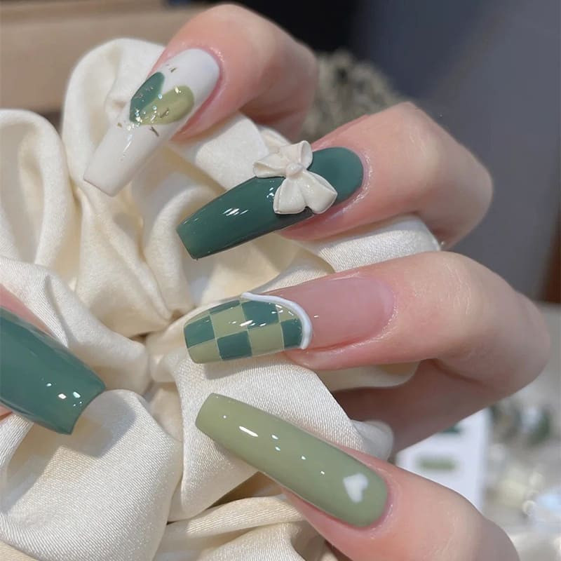 Mẫu nail màu xanh lá cây tươi mát