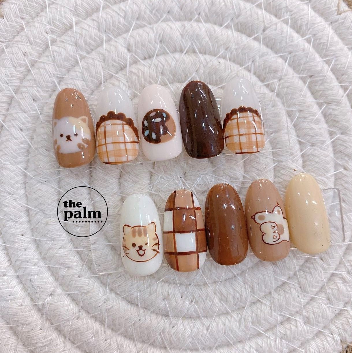 Mẫu nail mèo dễ thương với mắt to tròn và nơ xinh