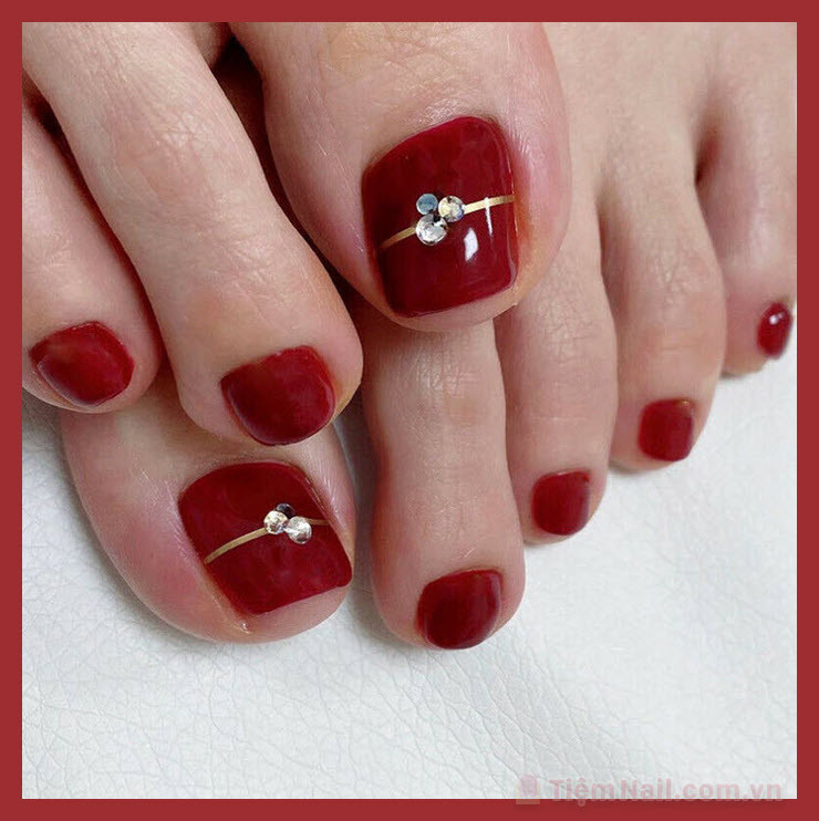 Mẫu nail móng chân màu đỏ đô đẹp nhất, thu hút mọi ánh nhìn
