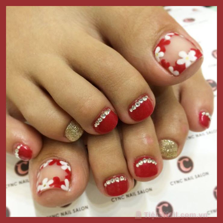 Mẫu nail móng chân màu đỏ đô đính đá lấp lánh sang trọng
