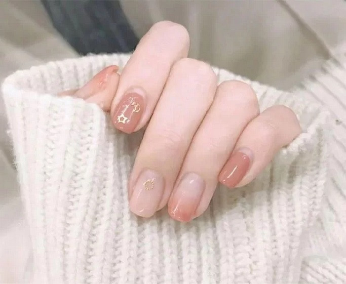 Mẫu nail nhẹ nhàng cho cô dâu