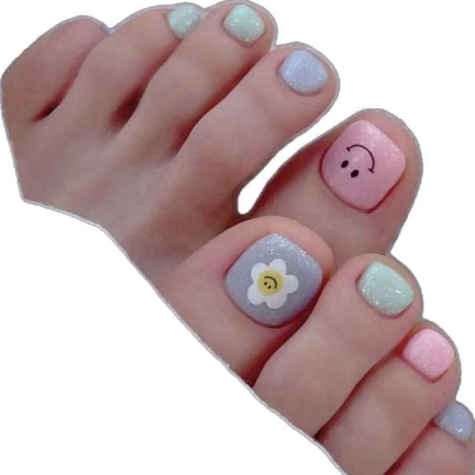 Mẫu nail nhiều màu sẽ phù hợp với những cô nàng năng động khi chọn móng chân đẹp sáng da