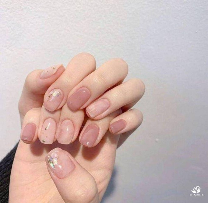 Mẫu nail nude thanh lịch chụp ảnh cưới