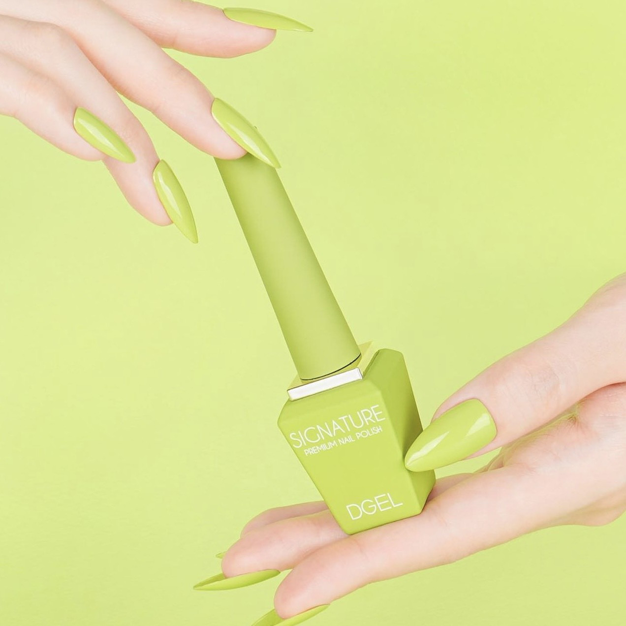 Mẫu nail ombre chuyển màu xanh ngọc bích dịu mát