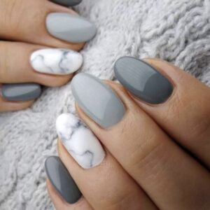 Mẫu nail phối 2 màu xám và trắng với họa tiết vân đá tinh tế