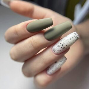 Mẫu nail phối 2 màu xanh bơ và trắng sữa sơn nhám hiện đại