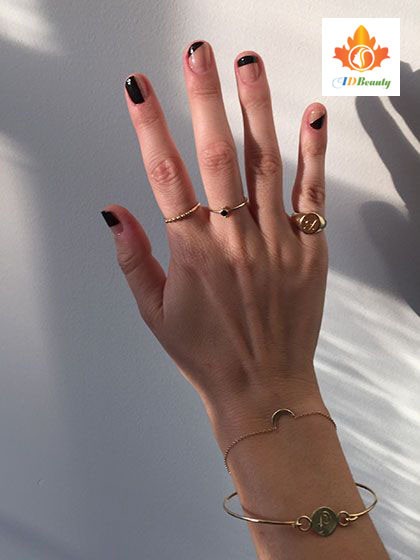 Mẫu nail sang trọng dưới ánh nắng tự nhiên, tôn vinh vẻ đẹp của bộ móng