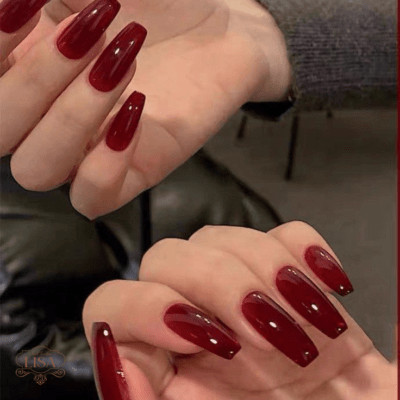 **Mẫu Nail Sơn Móng Tay Màu Đỏ Rượu: Vẻ Đẹp Quyến Rũ và Sang Trọng Không Lỗi Thời** Mẫu nail sơn móng tay màu đỏ rượu cổ điển, bóng bẩy trên móng dài