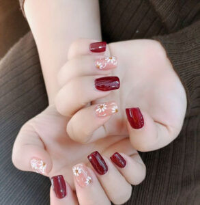 Mẫu nail Tết đẹp kết hợp sắc đỏ đơn giản, nhẹ nhàng với họa tiết hoa đào và chữ &quot;Lộc&quot;