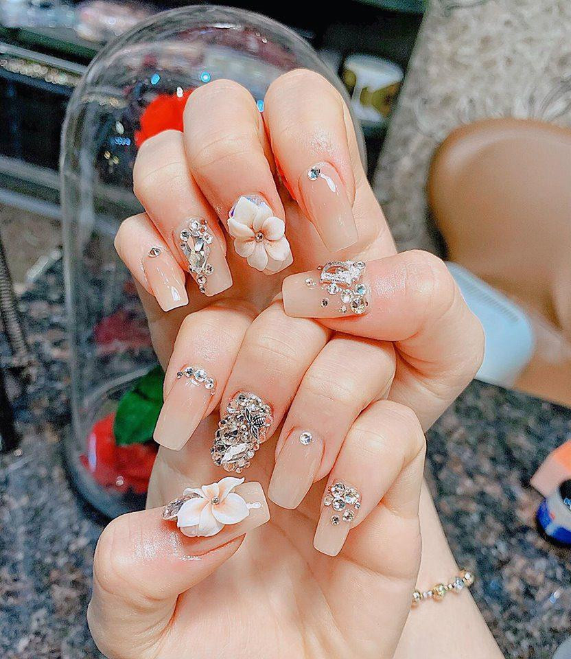 Mẫu nail Tết đính đá ngọc trai quý phái