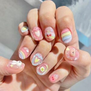 Mẫu nail Tết sặc sỡ dành cho các cô nàng &quot;bánh bèo&quot; với tông hồng và tím ngọt ngào