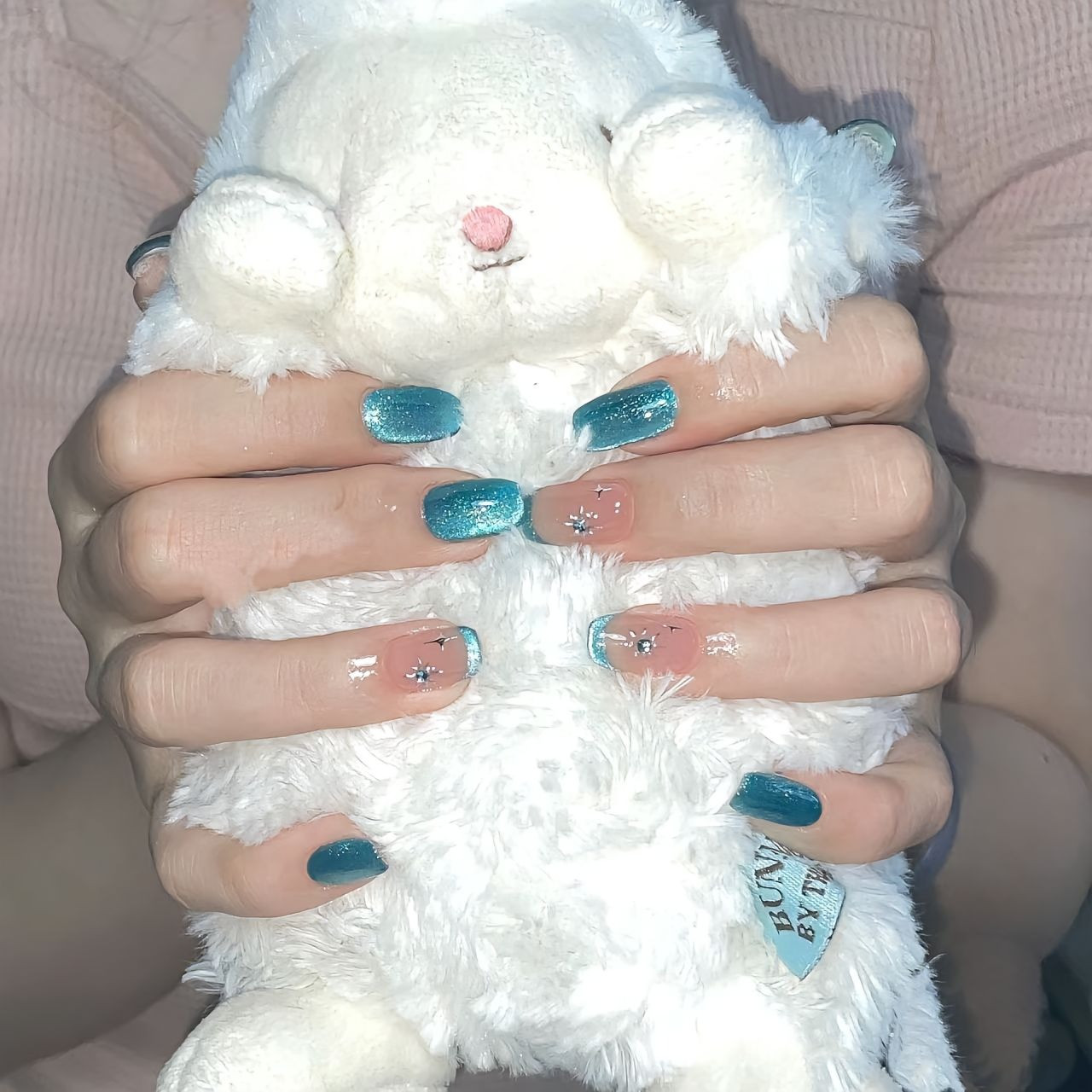Mẫu nail thạch xanh dương với họa tiết mắt mèo