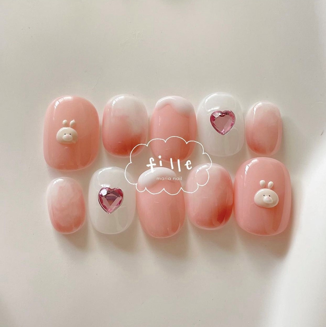 Mẫu nail thỏ hồng với gương mặt ngộ nghĩnh trên nền màu pastel