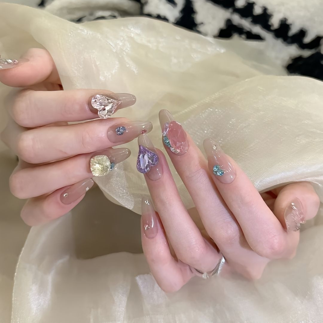 Mẫu nail tiểu thư hồng nhạt kết hợp charm trái tim đáng yêu