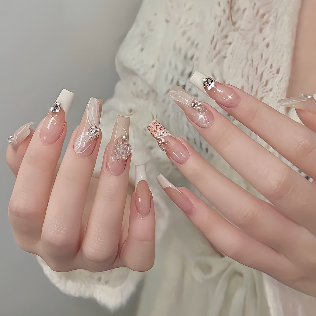 Mẫu nail tiểu thư với họa tiết hoa nhí trên nền hồng dịu dàng