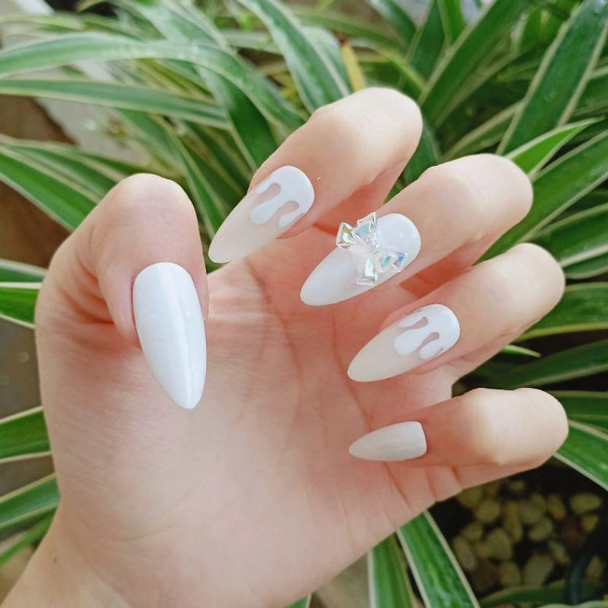 Mẫu nail trắng tinh khôi cho cô dâu chụp ảnh cưới