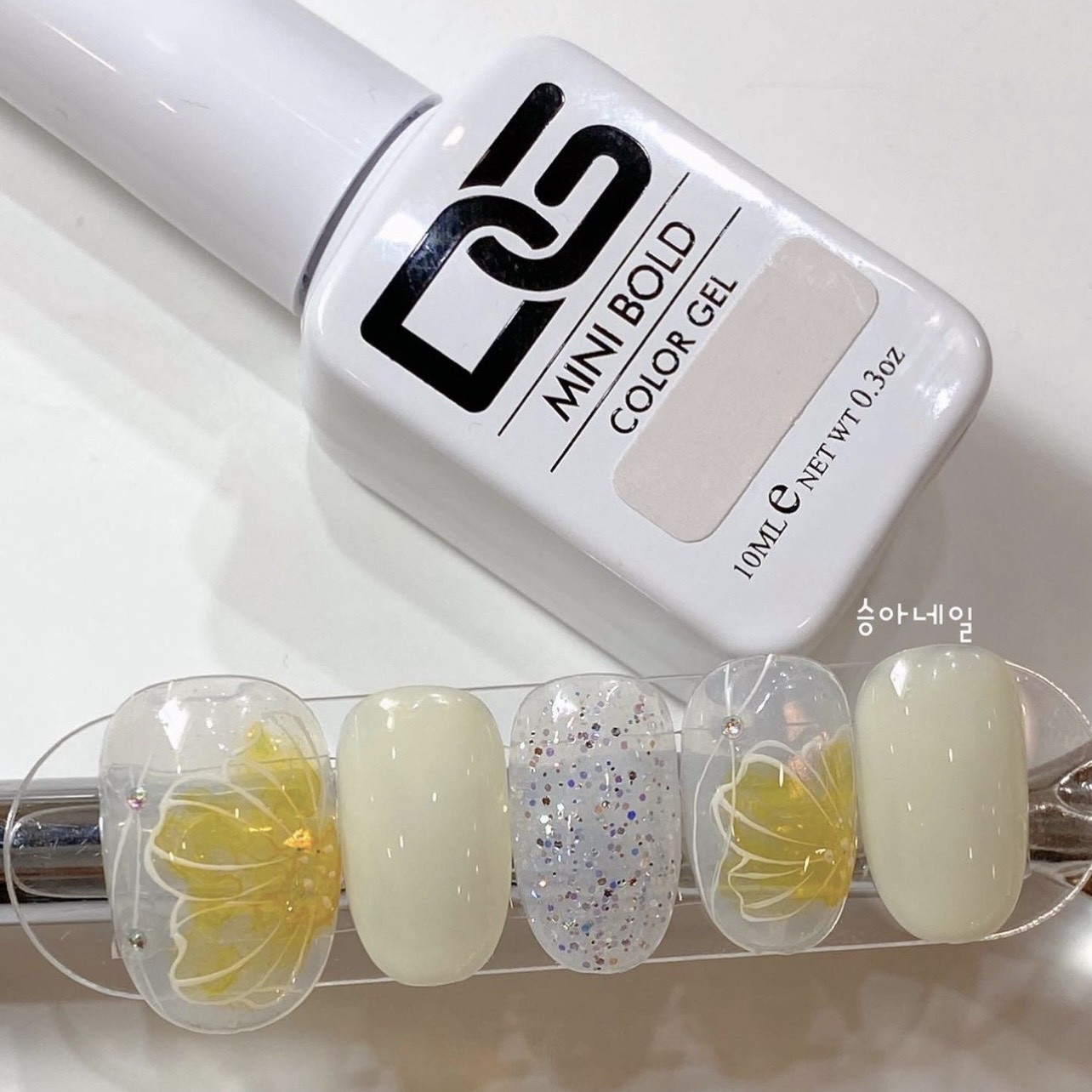 Mẫu nail trắng trong suốt phối vàng