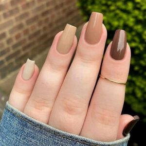 Mẫu nail trơn màu vàng nâu cho người mệnh Kim