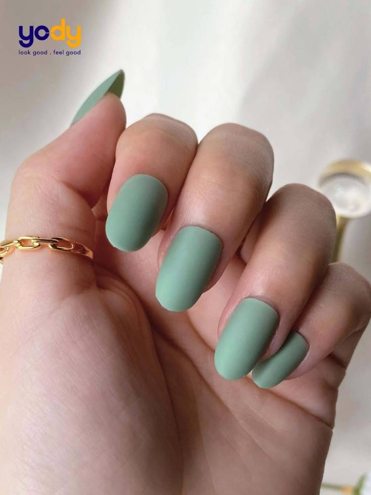 Mẫu nail xanh lá cây đậm sang trọng, thể hiện sự phát triển và sức sống cho người mệnh Hỏa