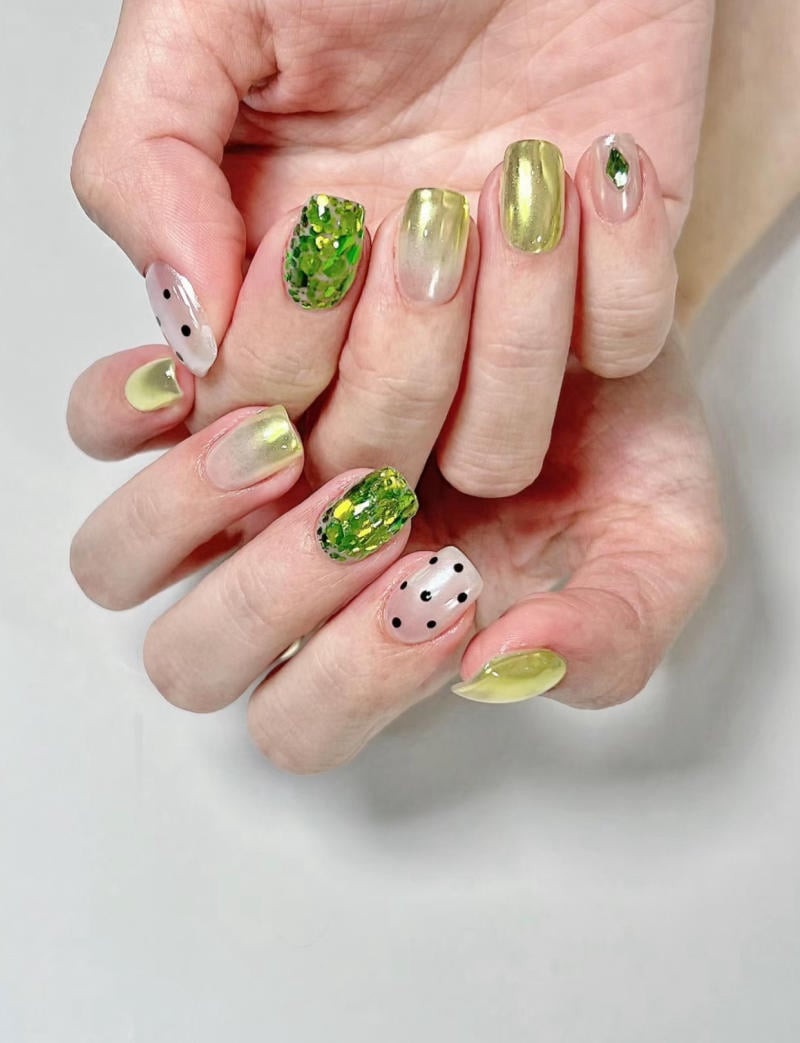 Mẫu nail xanh lá lấp lánh với hiệu ứng mắt mèo độc đáo