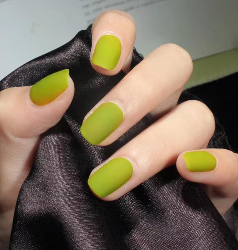 Mẫu nail xanh lá nhám trơn tinh tế và cá tính
