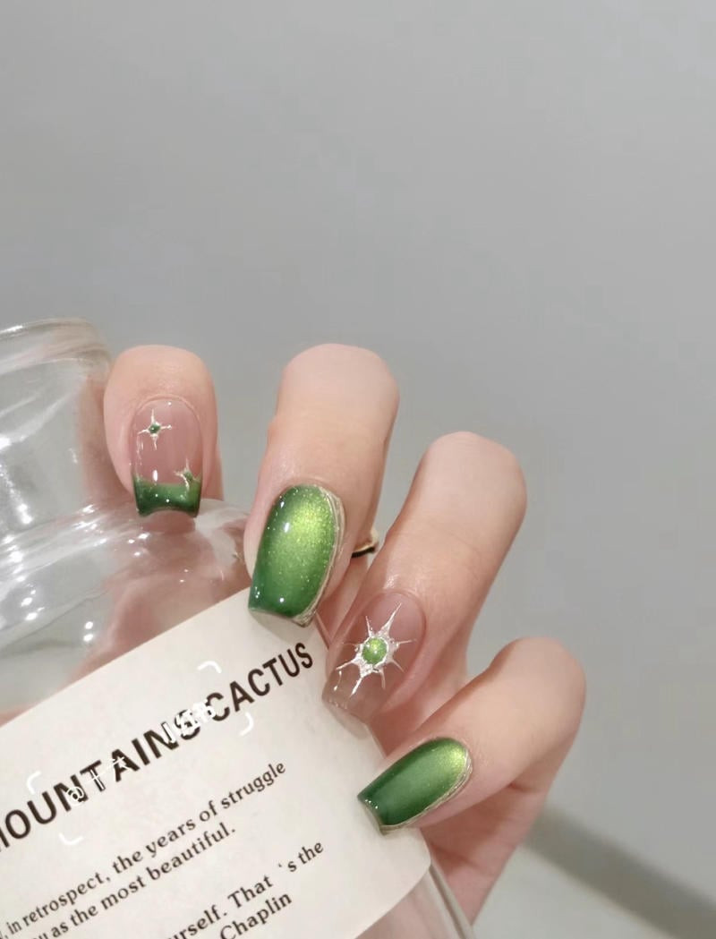 Mẫu nail xanh lá ombre chuyển sắc từ xanh lá mạ sang xanh đậm