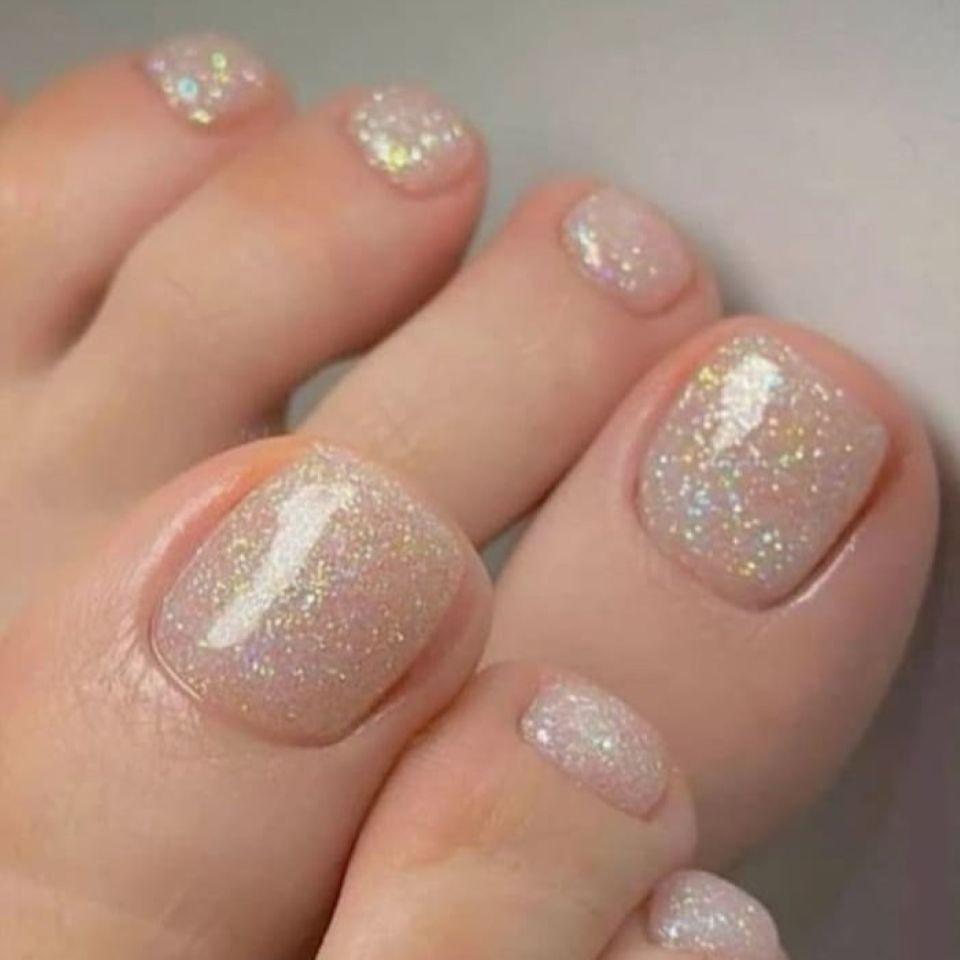 Màu nude ánh nhũ gợi cảm giác sang trọng khi chọn móng chân đẹp sáng da