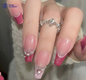 Màu sắc nổi bật của nail french rất hợp đi chơi Tết