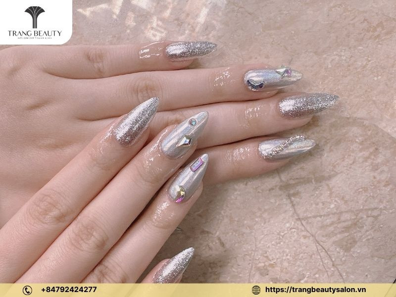 Mẫu sơn gel móng tay đẹp đính đá sang trọng