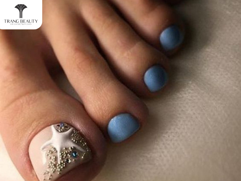 Sơn Móng Tay Đi Biển: Khám Phá Hơn 50 Mẫu Nail Đẹp Nổi Bật Mùa Hè Mẫu sơn móng chân đi biển sang chảnh với tông xanh ngọc