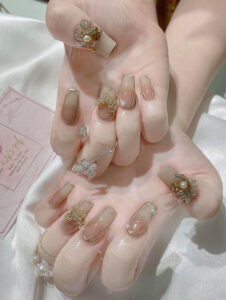 Mẫu sơn móng chân đính đá ấn tượng, sang trọng cho người mệnh Kim