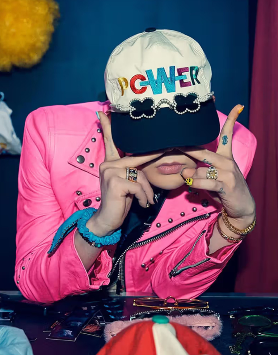 Mẫu sơn móng tay G-Dragon với họa tiết graffiti và hình ảnh độc đáo, thể hiện phong cách đường phố cá tính