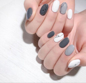 Mẫu sơn móng tay họa tiết trừu tượng màu xám trắng hợp mệnh Kim