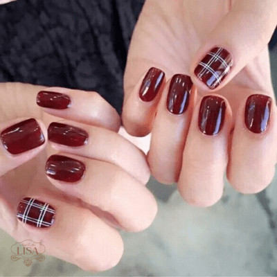 Mẫu sơn móng tay màu đỏ rượu kẻ
