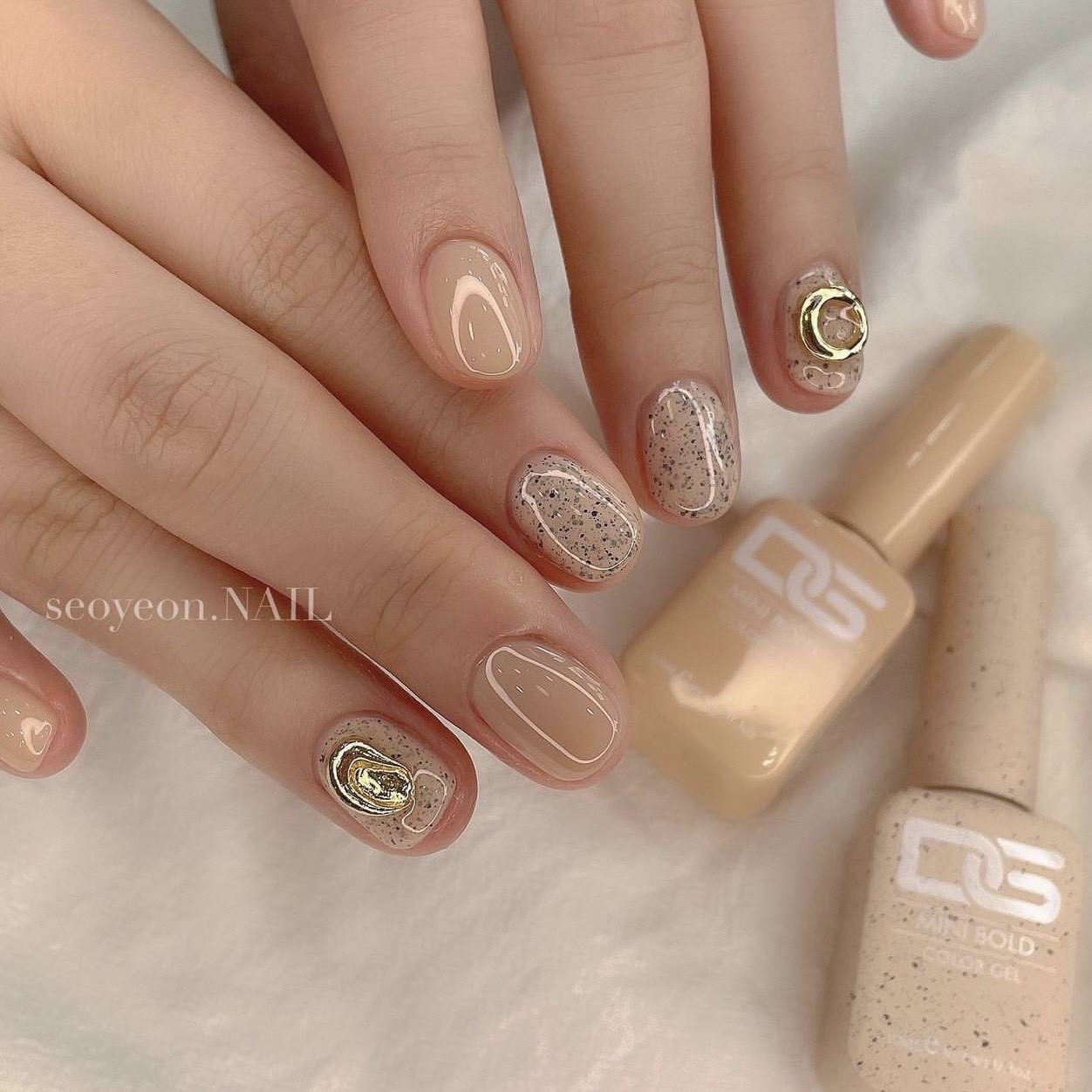 Mẫu sơn móng tay màu nâu vàng ánh đồng lấp lánh