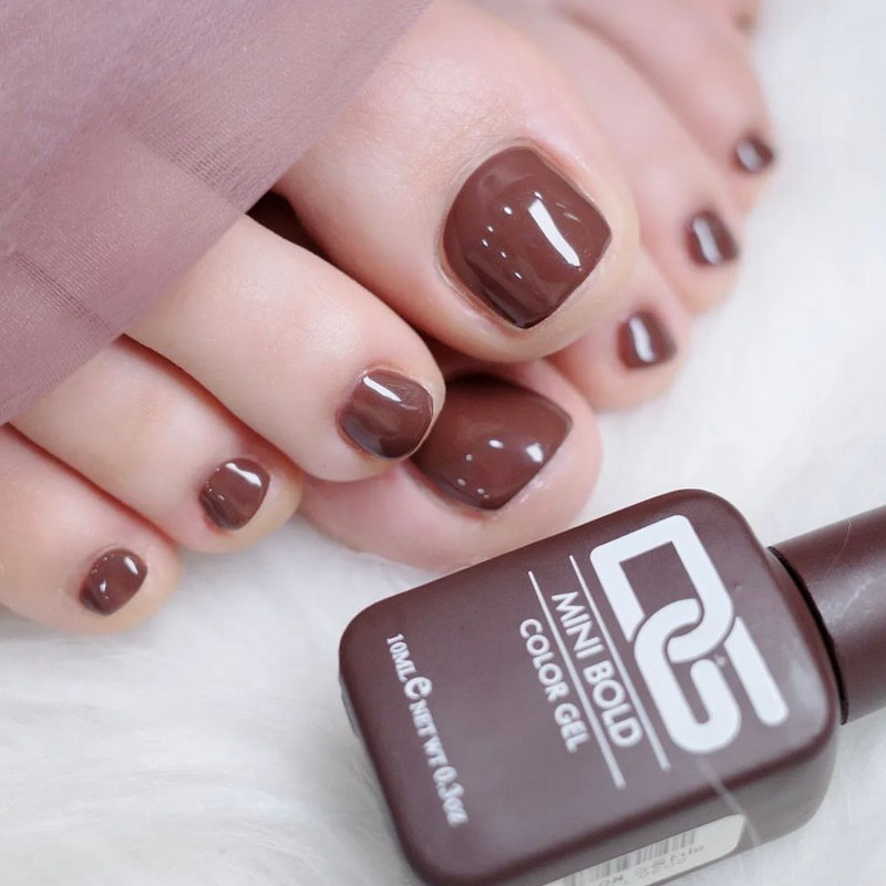 Mẫu sơn móng tay màu nâu vàng caramel tượng trưng cho sự độc lập