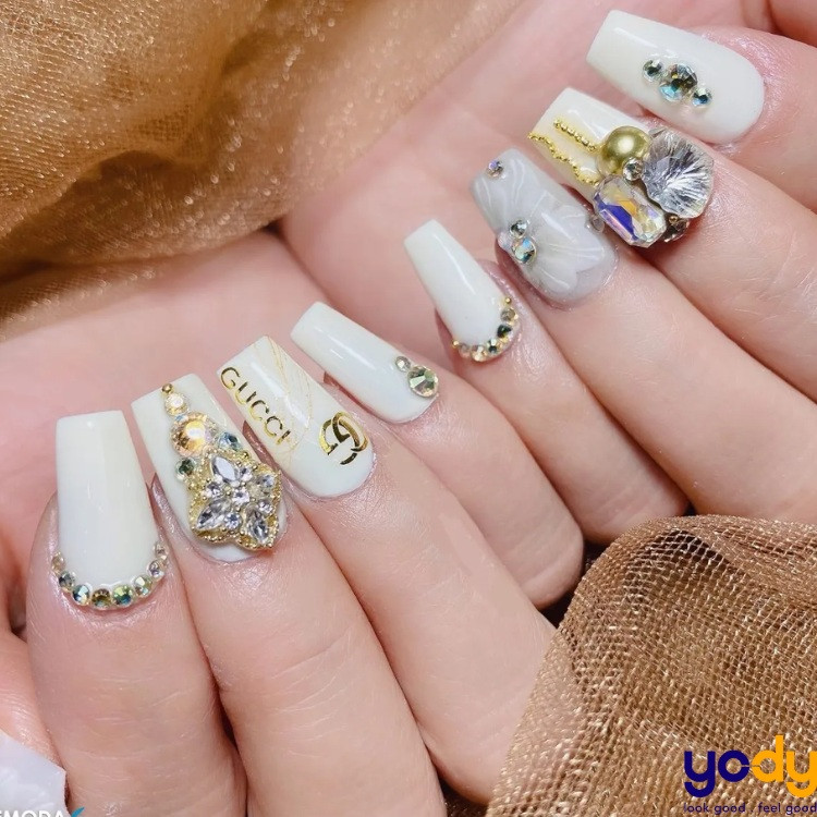 Mẫu sơn móng tay màu trắng sữa đính đá sang chảnh