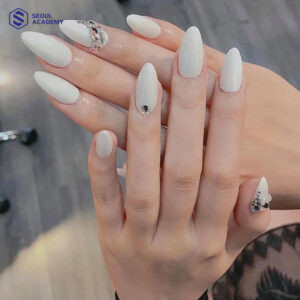 Màu sơn móng tay may mắn trắng thanh lịch cho Kim Ngưu