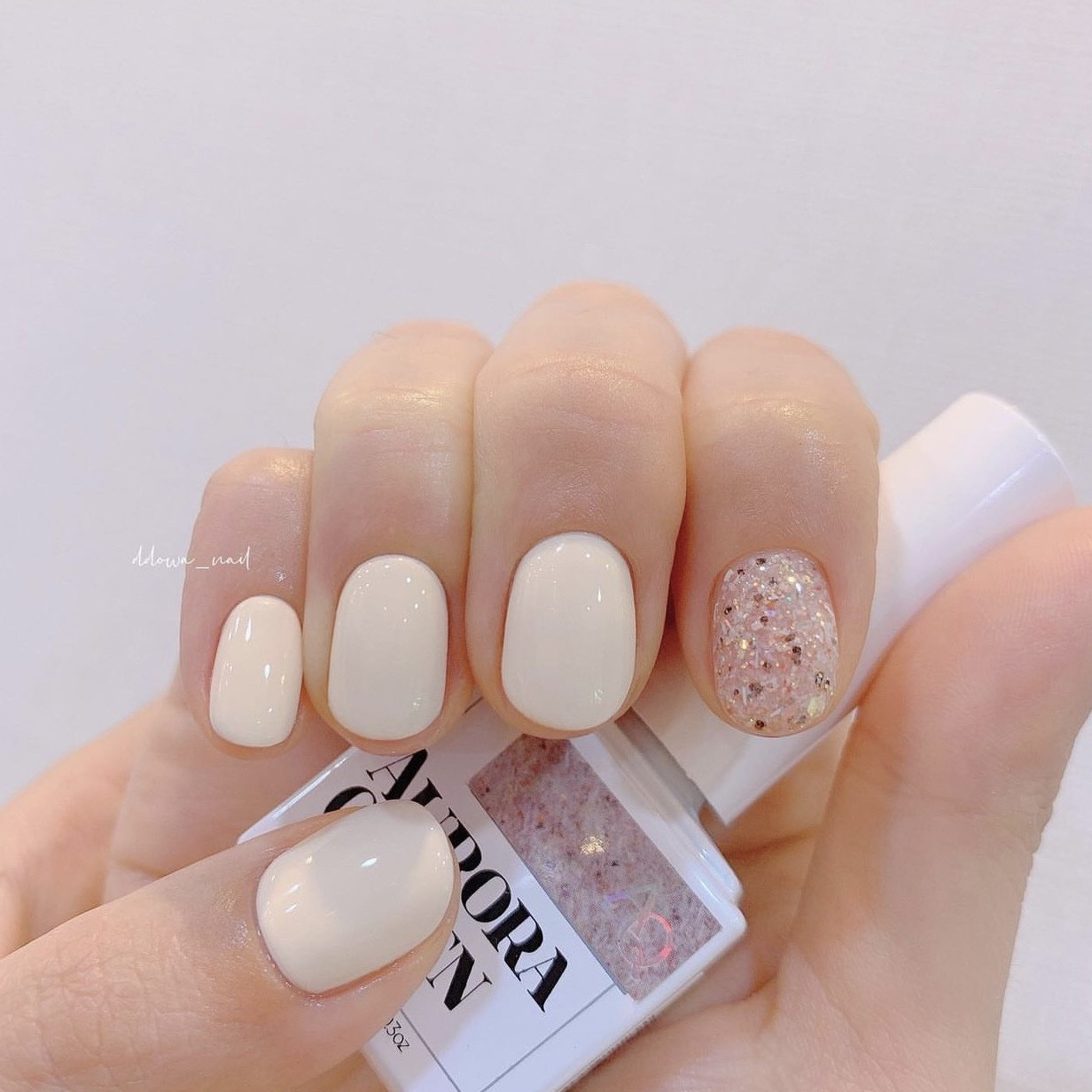 Mẫu sơn móng tay trắng trong tự nhiên