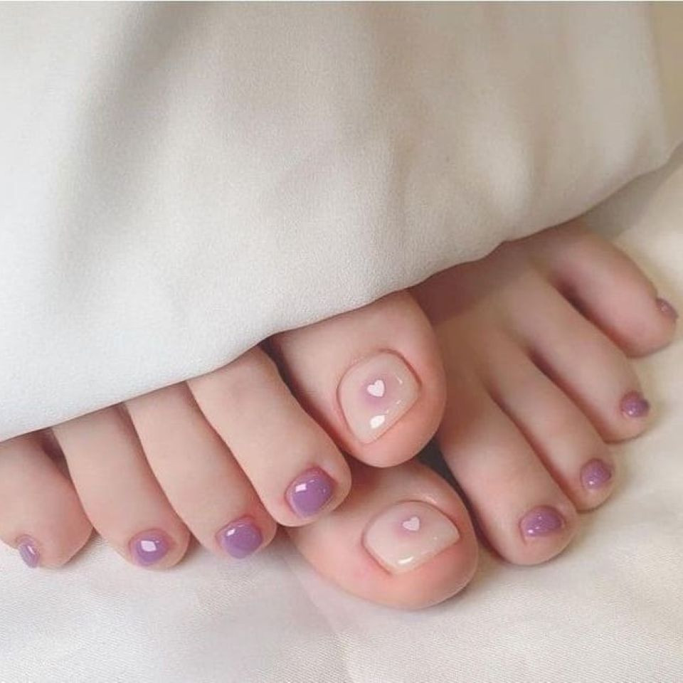 Màu tím lavender mang đến cảm giác nhẹ nhàng khi chọn móng chân đẹp sáng da