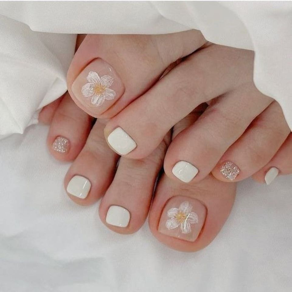 Màu trắng cũng là một lựa chọn “chân ái” cho nail chân đẹp sáng da