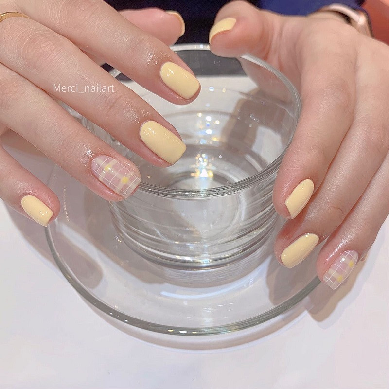 Màu vàng pastel tạo nên mẫu nail đi đám cưới vô cùng trẻ trung